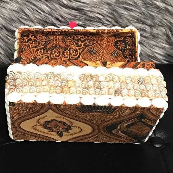 NWOT Seashell Encrusted Treasure Chest Shaped Box - Picture 6 of 9